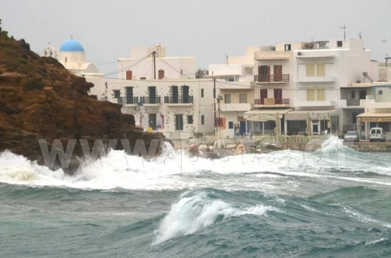 Τεράστια κύματα στην Πάρο «καταπίνουν» τη στεριά! (βίντεο)